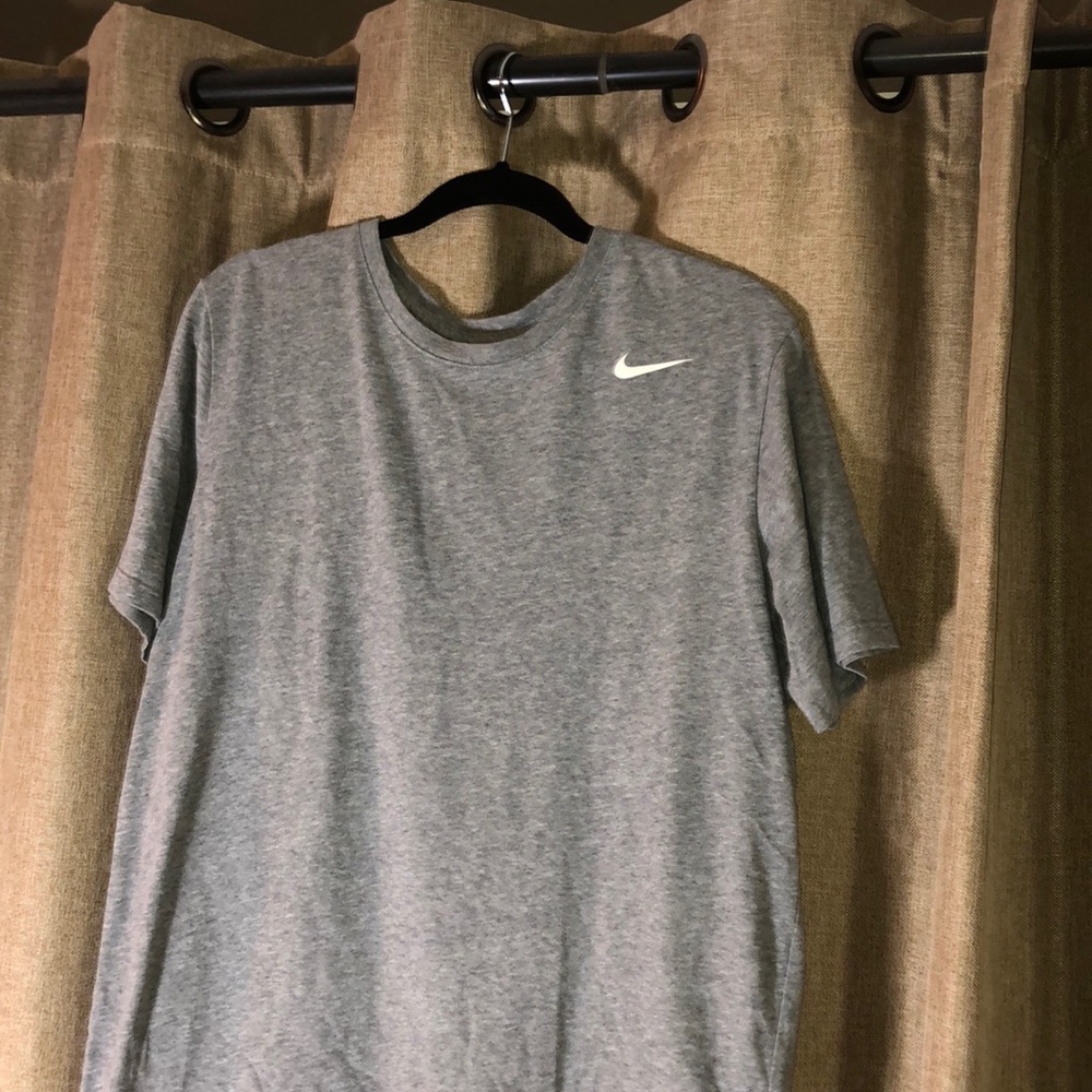 Never worn GRAY NIKE TEE